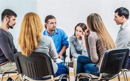 Balintgruppe_Stuhlkreis_Menschengruppe_REden_Therapie