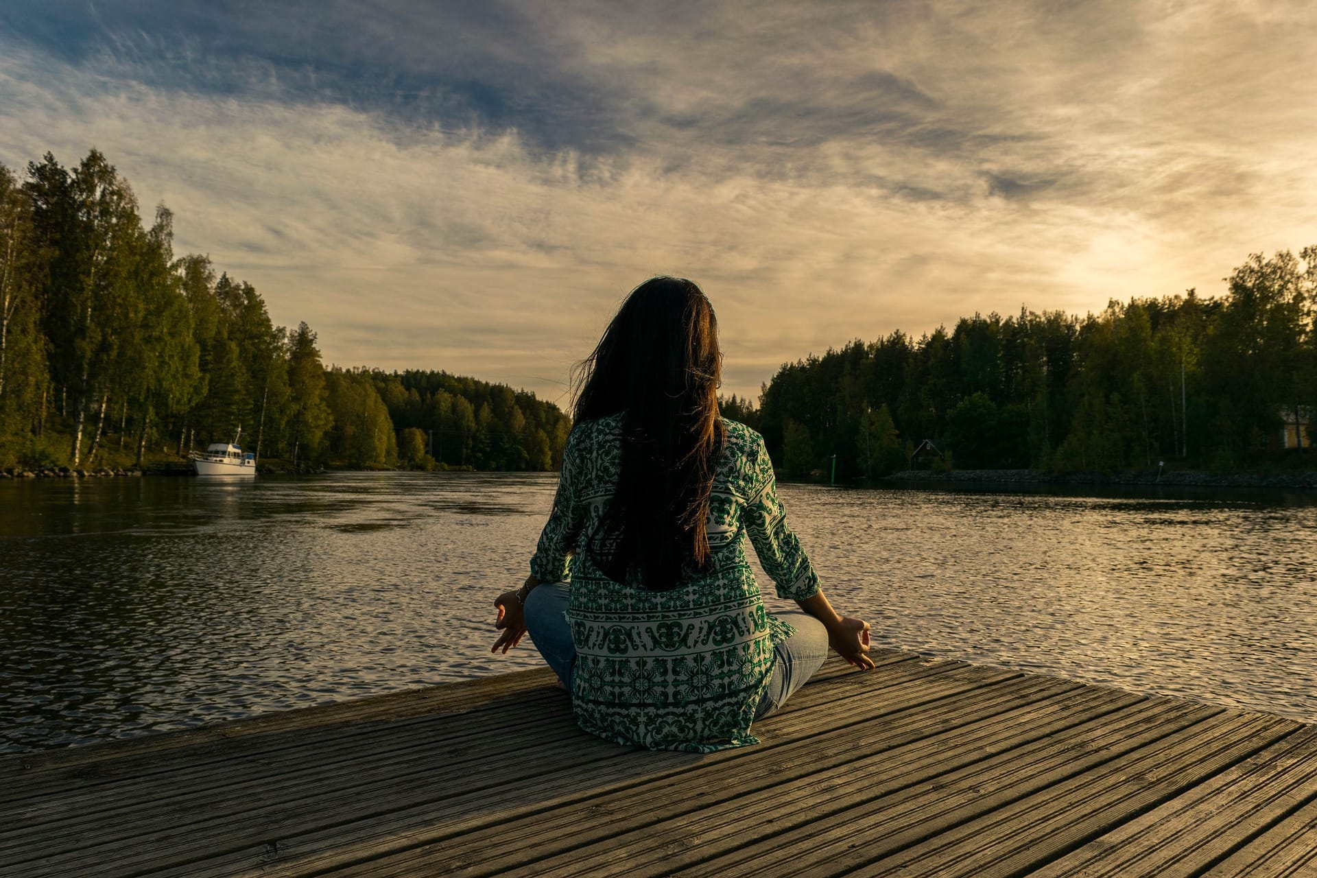 Einführung in die Kontemplation_Meditation_Frau_Meer_Sonnenuntergang_yoga-2176668