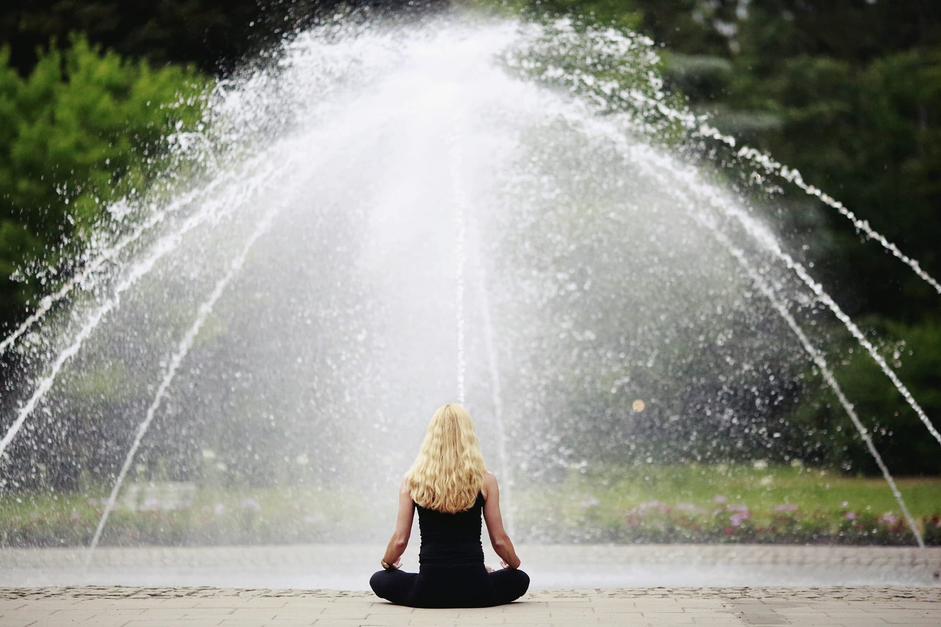 PPA-N. Prinzipien und Praktiken der Achtsamkeit_Wasser_Springbrunnen_Frau_Meditation