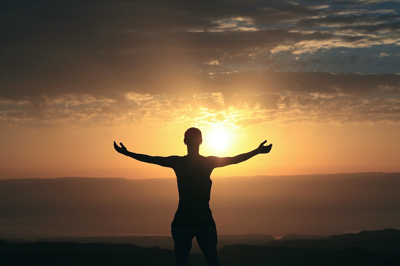 Lebensweise Liebe, Meditation und Selbsterfahrung_Sonnenuntergang_Arme_auseinander_Berg