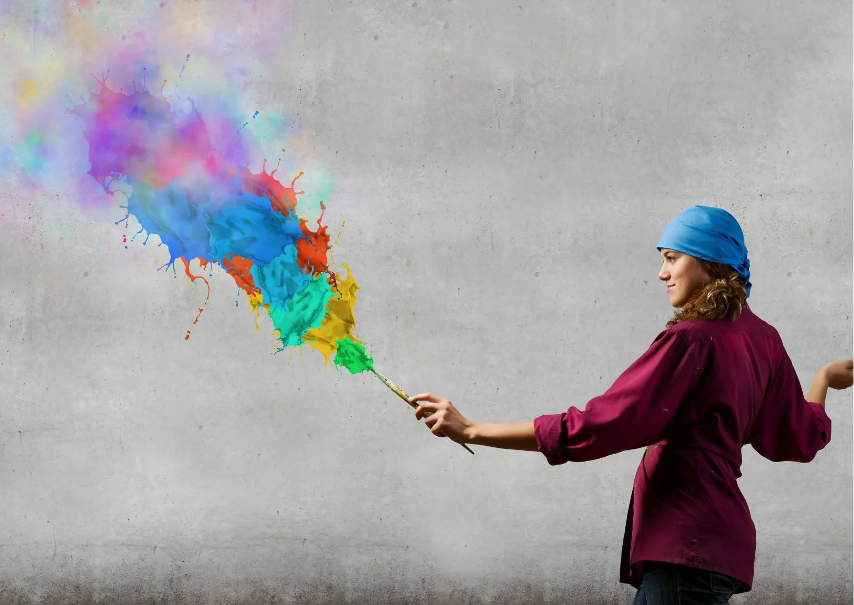 Eine Person entfaltet ihre Kreativität durch Kunst, indem sie mit einem Pinsel lebendige Farben in die Luft malt, ein Symbol für Selbstfindung und die Entdeckung eigener Ausdrucksmöglichkeiten.