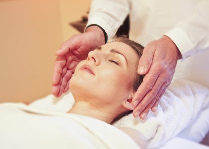 Cranio Sacrale Therapie_Frau_Hände_Massage_entspannen