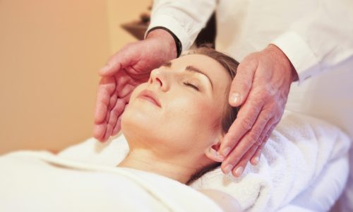 Cranio Sacrale Therapie_Frau_Hände_Massage_entspannen