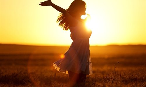 Der Tanz der Kali_Frau_Sonnenuntergang_Arme_auseinander_tanzen