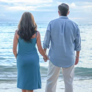 Ein Paar steht Hand in Hand am Strand, blickt gemeinsam auf das weite Meer hinaus. Sie sind von der Ruhe des Wassers und dem sanften Rauschen der Wellen umgeben, ein Symbol für tiefe Kommunikation und starke Verbindung in ihrer Beziehung. Die harmonische Szene spiegelt das gegenseitige Verständnis und die Unterstützung wider, die sie füreinander empfinden, während sie gemeinsam in die Zukunft schauen. Dieser Moment der Stille und Einheit am Meer unterstreicht die Bedeutung von nonverbaler Kommunikation und der emotionalen Bindung, die das Fundament jeder starken Beziehung bildet.