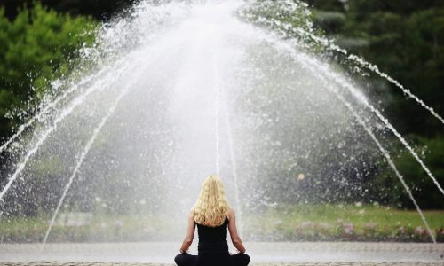 PPA-N. Prinzipien und Praktiken der Achtsamkeit_Wasser_Springbrunnen_Frau_Meditation