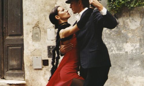 Tango Argentino-Achtsamkeit in der Begegnung_Tanzen_Paar_Haus